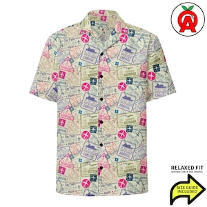 Camicia hawaiana con timbri del passaporto, camicia abbottonata con motivo da viaggio, camicia per il campo di ingresso visti, top da spiaggia internazionale, camicia per vacanze da viaggiatore globale