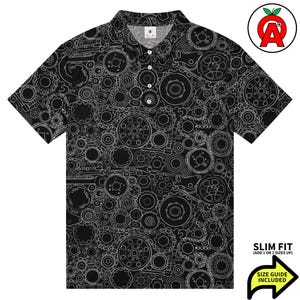 Puede incluir: Polo negro con un estampado blanco de engranajes y herramientas. La camisa de manga corta tiene cuello abotonado y corte entallado. La camisa tiene cuello abotonado blanco.