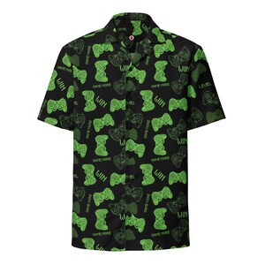 Game More Video Game Controller Win Pattern, Camisa hawaiana unisex para adultos, corte relajado, con botones, poliéster reciclado.