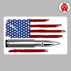 Pode incluir: Um adesivo retangular branco com um design estilizado da bandeira americana com um gráfico de bala. A bandeira tem um campo azul de estrelas e listras vermelhas. A bala é preta e prateada.