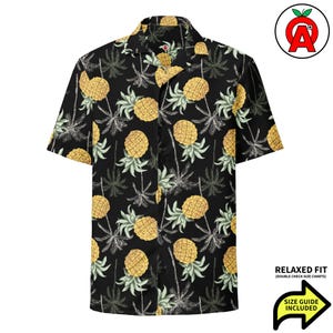 Könnte beinhalten: Schwarzes kurzärmeliges Hemd mit einem Muster aus gelben Ananas und Palmen. Das Hemd hat eine lockere Passform. Das Bild enthält den Text "Relaxed Fit" und "Size Guide Included".