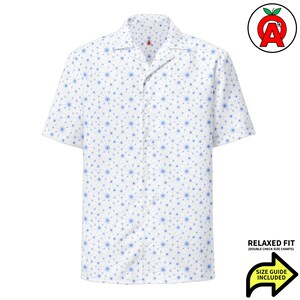 Peut inclure: Chemise blanche à manches courtes avec un motif géométrique bleu. La chemise a une coupe décontractée et un col cubain. Un petit logo est visible sur la poitrine. Guide des tailles inclus.