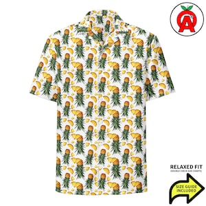 Puede incluir: Camisa blanca de manga corta con un estampado repetido de piñas y rodajas de piña. La camisa tiene un corte relajado. La imagen incluye un logotipo y el texto "Size Guide Included".