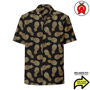 Può includere: Camicia nera con bottoni con motivo ad ananas dorate. La camicia a maniche corte ha una vestibilità rilassata e un colletto classico. L'immagine include il testo "RELAXED FIT" e "SIZE GUIDE INCLUDED".