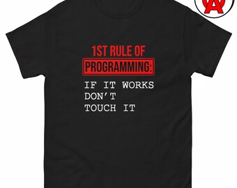 Może przedstawiać: Czarny t-shirt z krótkim rękawem z czerwono-białym napisem 1ST RULE OF PROGRAMMING: IF IT WORKS DON'T TOUCH IT. Tekst jest wyśrodkowany na klatce piersiowej, a pierwsza linijka znajduje się w czerwonej prostokątnej ramce. W rogu znajduje się małe logo.