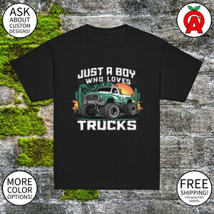 Nur ein Junge der LKW liebt - Monstertruck Design. Jugend Passform. Geschenke für Junge LKW Enthusiasten Monstertruck Fans