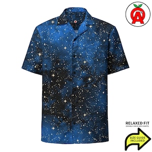 Camisa hawaiana espacial, estampado de cielo estrellado, manga corta con botones, corte unisex.