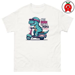 Dinosaurie-moped-t-shirt, sarkastisk humor, udda klassisk t-shirt, kvick avslappnad topp, rolig rund halsad t-shirt, humoristisk unisex-tröja
