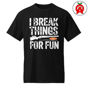Könnte beinhalten: Schwarzes T-Shirt mit dem weißen Text "I BREAK THINGS FOR FUN". Das Design beinhaltet eine Schrotflinte und eine Wurfscheibe. Das Shirt hat einen Rundhalsausschnitt und kurze Ärmel.