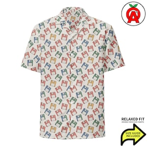Peut inclure: Chemise à manches courtes avec un motif répété de graphiques de disquettes colorées sur un fond crème. La chemise a un col classique et une fermeture boutonnée. Coupe décontractée. Guide des tailles inclus.
