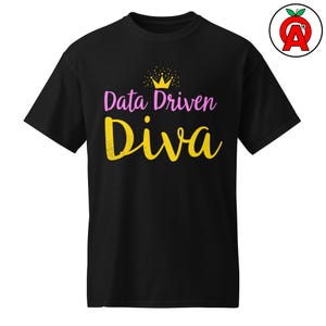 Könnte beinhalten: Schwarzes T-Shirt mit dem Text "Data Driven Diva" in Pink und Gelb, gekrönt von einer goldenen Krone. Das T-Shirt hat einen Rundhalsausschnitt und kurze Ärmel.