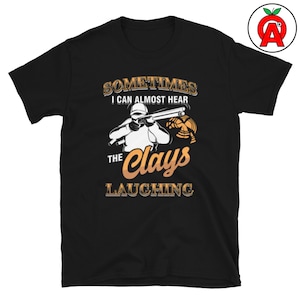 Parfois, j'entends presque les rires, t-shirt classique unisexe adulte, jeu de tir au pigeon d'argile drôle, cadeau d'anniversaire pour amateur de plein air