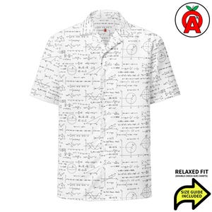 Può includere: Camicia bianca a maniche corte con un motivo di equazioni matematiche, grafici e diagrammi neri. La camicia ha una vestibilità rilassata e include una guida alle taglie. La camicia presenta un colletto e una chiusura con bottoni.