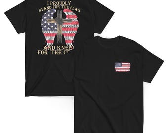 "Me pongo de pie con orgullo ante la bandera y me arrodillo ante la cruz", camiseta unisex para adultos, gráfico de la cruz de la bandera estadounidense, diseño cristiano patriótico.
