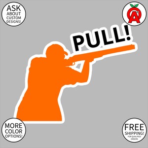 Pode incluir: Silhueta laranja de uma pessoa segurando uma espingarda com a palavra "PULL!" acima da arma.
