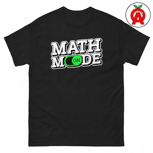 Maglietta "Math Mode On", maglietta grafica con simboli matematici, maglietta classica in cotone per la scienza dei dati, top casual per la statistica, maglietta girocollo per ingegneri