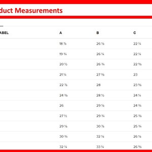 Pu&ograve; includere: Una tabella delle misure del prodotto in pollici, con un bordo rosso. La tabella elenca le etichette delle taglie da 2XS a 6XL, con le misure corrispondenti per A, B e C. Il testo "Product Measurements" &egrave; in alto.
