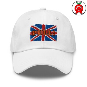 Könnte beinhalten: Weiße Baseballkappe mit dem Wort "PULL!" in orangefarbener Stickerei über einem verwitterten Union Jack-Flaggen-Design. Die Kappe hat einen gebogenen Schirm und eine klassische Sechs-Panel-Konstruktion.