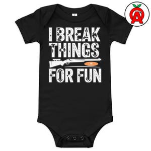 Könnte beinhalten: Schwarzer Baby-Body mit weißem Text "I BREAK THINGS FOR FUN". Das Design zeigt eine weiße Schrotflinte und eine orangefarbene Wurfscheibe. Der Body hat kurze Ärmel und Druckknöpfe am unteren Saum.