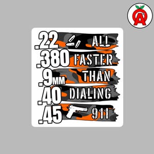 以下が含まれることがあります： 黒、オレンジ、グレーのカモフラージュデザインの白いステッカー。ステッカーには、テキスト「22、.380、9MM、.40、.45」が垂直に積み重ねられ、「ALL FASTER THAN DIALING 911」という言葉が同様のスタイルで表示されています。ピストルのグラフィックが含まれています。