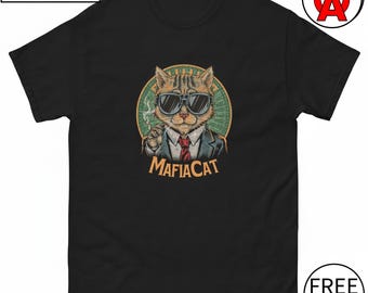 Könnte beinhalten: Ein schwarzes T-Shirt mit kurzen Ärmeln und einer Grafik eines getigerten Katers, der eine Sonnenbrille, ein Sakko und eine rote Krawatte trägt. Der Kater raucht vor einem grünen kreisförmigen Muster. Der Text MAFIACAT steht unter dem Kater.