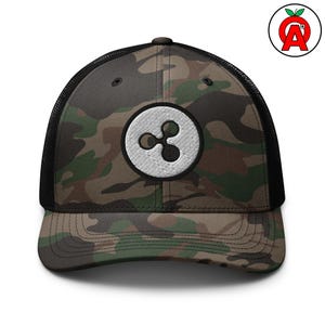 Puede incluir: Gorra de camionero de camuflaje con parte trasera de malla negra y visera curva. El panel frontal presenta un logotipo Ripple blanco bordado en un parche circular. El patrón del sombrero incluye tonos de verde, marrón y negro.