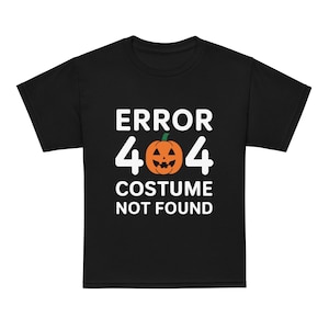 Może przedstawiać: Czarny t-shirt z krótkim rękawem z białym napisem ERROR 404 COSTUME NOT FOUND. Cyfra zero w liczbie 404 została zastąpiona pomarańczową dynią z zieloną łodygą, czarnymi trójkątnymi oczami i wyszczerbionymi ustami.