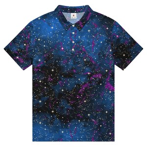 Könnte beinhalten: Ein kurzärmeliges Poloshirt mit einem Galaxiemuster. Das Shirt hat einen blauen Hintergrund mit einem Muster aus Sternen, violetten Nebeln und dunklem Weltraum. Es hat einen Kragen und eine Knopfleiste.