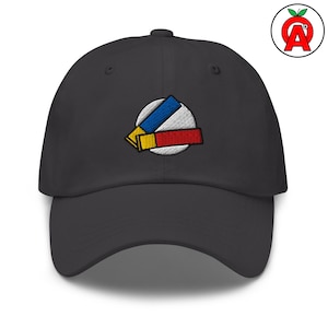 Pode incluir: Boné de beisebol cinza carvão com aba curva. O boné apresenta um design bordado de um círculo branco com formas retangulares azuis, amarelas e vermelhas. Design clássico de seis painéis e alça ajustável.