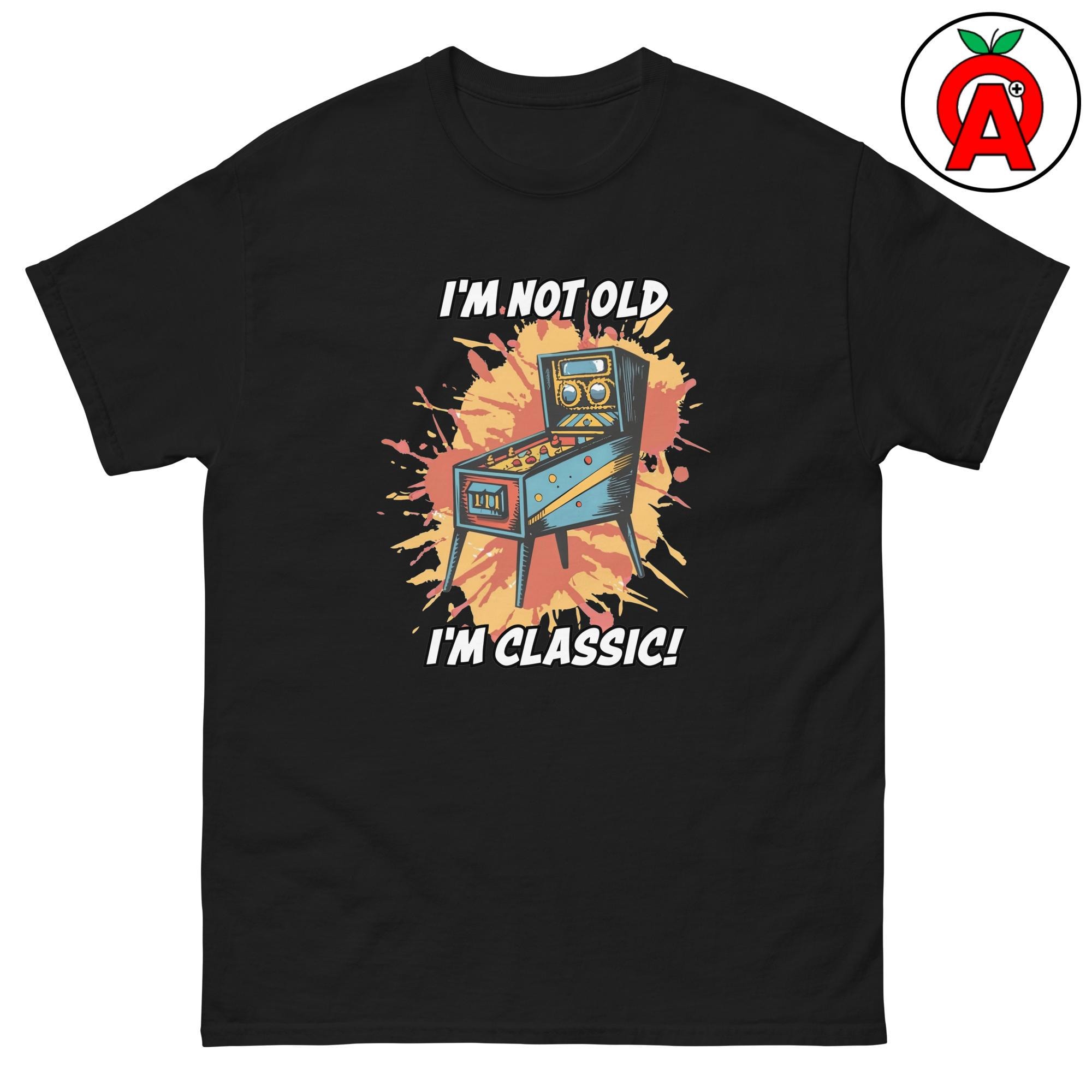 私は年寄りじゃない、クラシック」大人用ユニセックスTシャツ、ピン 