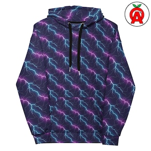 Peut inclure: Un sweat à capuche avec un motif répété d'éclairs bleus et violets sur un fond bleu foncé. Le sweat à capuche a un cordon de serrage et une poche avant.