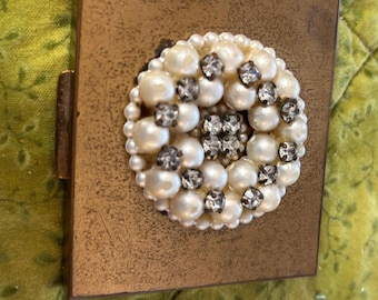 Vintage 1940s compact pearls