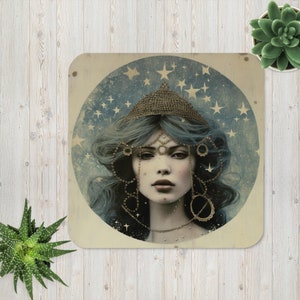 Op de afbeelding: Een vrouw met blauw haar en een gouden kroon is omringd door sterren. De achtergrond is een blauwe en witte aquarelwas.