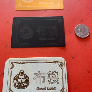 Messaggio di buona fortuna del Buddha che ride (Budai) inciso in metallo nero dorato o legno - set da 10 carte