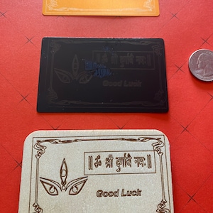 Durga Mata Messaggio di buona fortuna inciso in metallo dorato nero o legno - set da 10 carte