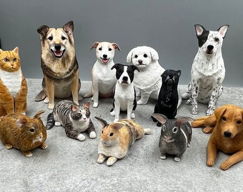 Puede incluir: Una colección de 10 figuritas pintadas a mano de varios animales, incluyendo gatos, perros y conejos. Las figuritas están hechas de un material similar a la cerámica y están pintadas en colores realistas. Las figuritas están dispuestas en grupo sobre un fondo gris.
