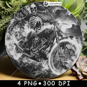 Skelett auf Flammenden Motorrad Geist Brennenden Reiter Horror Laser Untersetzer Brennen Graustufen Schiefer PNG Bild Gravieren Schwarz Weiß Etch CO2 Cnc