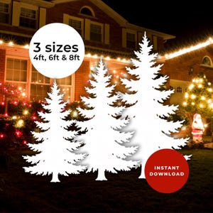 Op de afbeelding: Witte uitgesneden kerstboomversieringen in drie maten: 1,2 m, 1,8 m en 2,4 m. De bomen worden getoond voor een huis versierd met kerstverlichting. De afbeelding bevat de tekst "3 sizes 4ft, 6ft & 8ft" en "Instant Download."