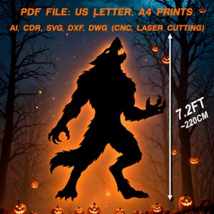 Puede incluir: Una silueta negra de un hombre lobo aullando con bordes naranja brillante, sobre un fondo de bosque espeluznante con calabazas de Halloween. La imagen incluye el texto "PDF FILE: US LETTER, A4 PRINTS" e información del tipo de archivo. El hombre lobo mide aproximadamente 220 cm de altura.