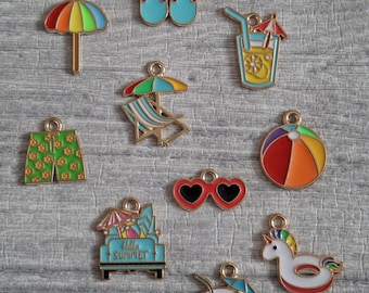 Set di 10 ciondoli smaltati a tema spiaggia / Ciondoli dorati a tema spiaggia per gioielli e artigianato / Forniture per artigianato estivo