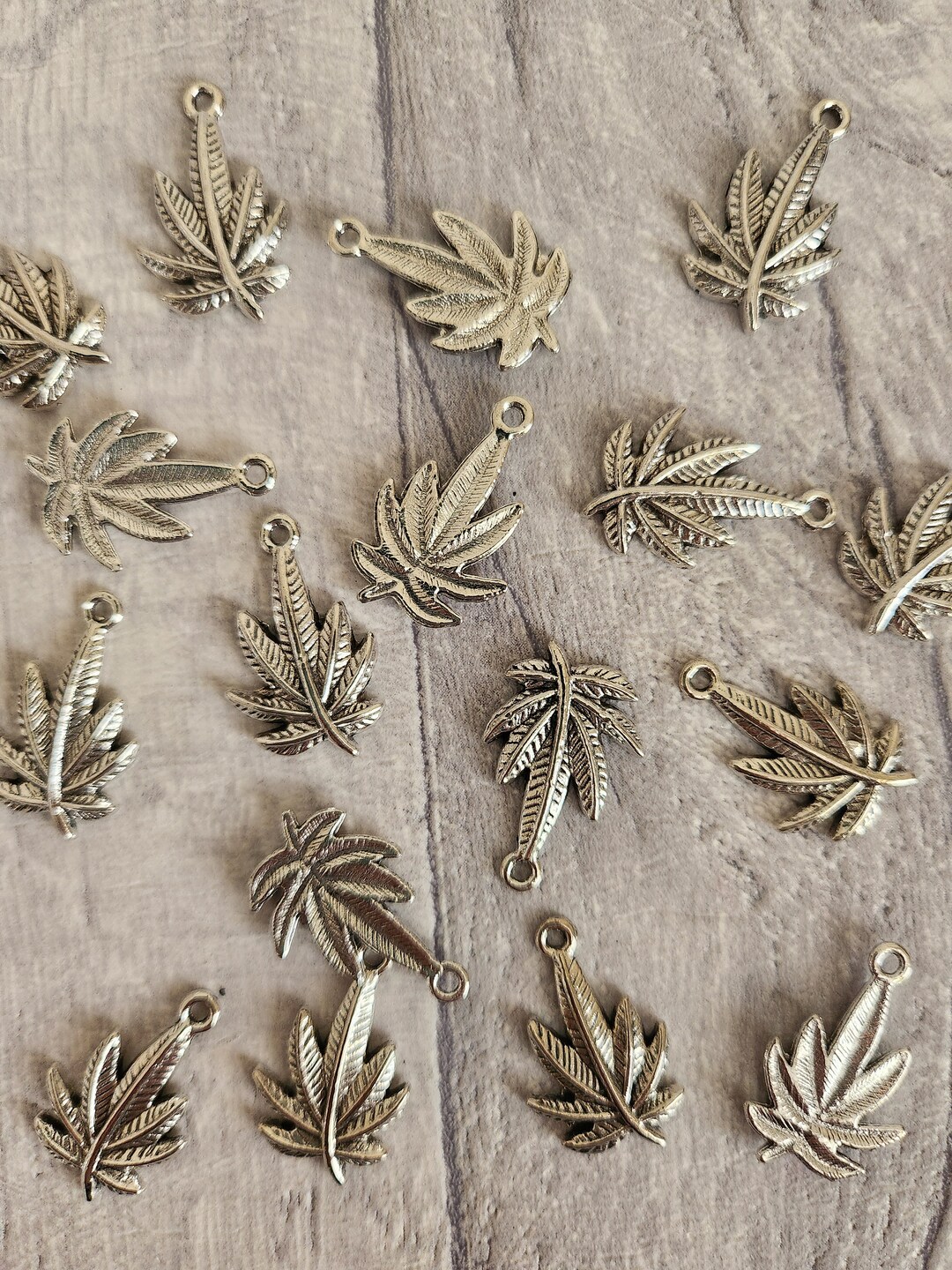 4 Marihuana Gras Blatt Charms Antik Silberfarben L23