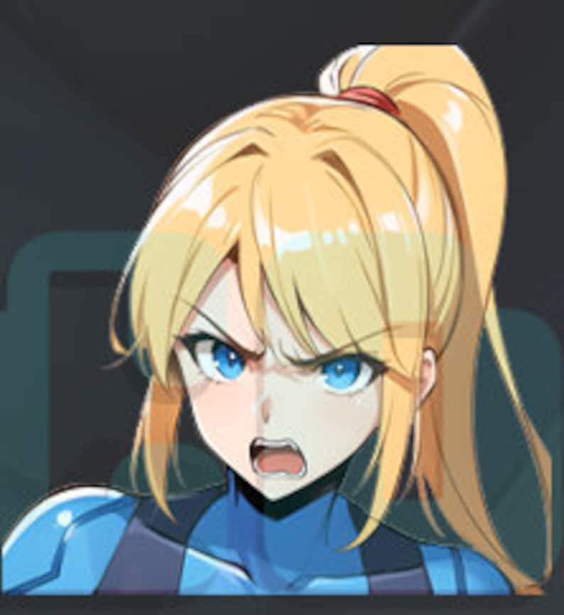 Peut inclure: Gros plan sur le visage d'une femme avec une expression d&eacute;termin&eacute;e. Elle a les yeux bleus, les cheveux blonds tir&eacute;s en arri&egrave;re en queue de cheval et porte une combinaison spatiale bleue et blanche.