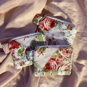 cartera de llavero hecha a mano floral patchwork / caja de airpods / bolsa de maquillaje / portatarjetas / bolso de monedero