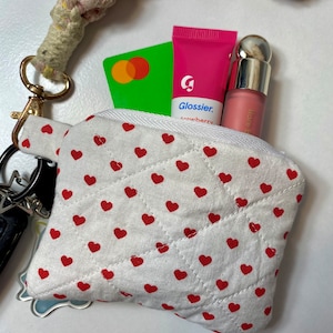 Cartera con llavero hecho a mano con un delicado corazón, estuche para Airpods, estuche para maquillaje, tarjetero, monedero
