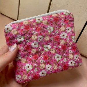 bolsa de monedas florales ditsy rosa y marrón hecha a mano / bolsa de cremallera acolchada / billetera de tarjeta / bolsa cosmética / bolsa de maquillaje