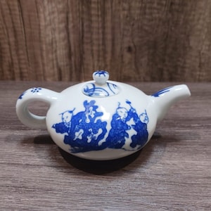 Porcelain &#39;boys and geese&#39; teapot with kangxi mark
