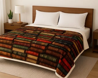 Pode incluir: Um cobertor aconchegante com uma impressão detalhada de livros empilhados em várias cores, incluindo vermelho, verde e marrom. O cobertor tem uma borda branca e fofa e está colocado em uma cama com travesseiros brancos. O tema geral é uma estética de biblioteca ou amante de livros.