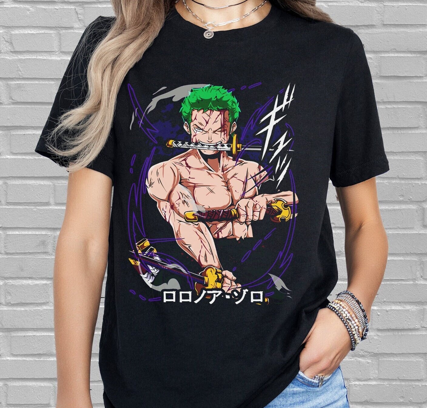 Camiseta unisex One Piece: Roronoa Zoro atacando - Mandragora Store