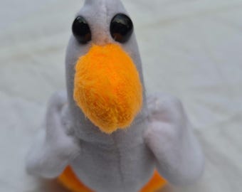 Piccola anatra di peluche fatta a mano