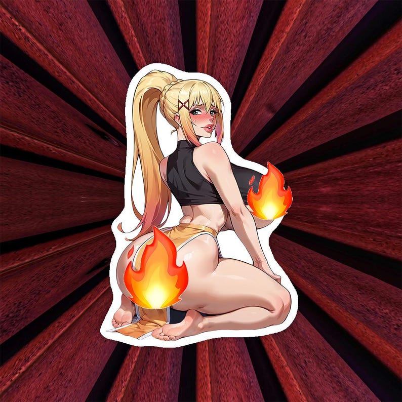 Puede incluir: Una pegatina con una ilustraci&oacute;n de estilo anime de una mujer con cabello rubio en una cola de caballo, vistiendo un top negro y pantalones amarillos. Se a&ntilde;aden digitalmente llamas a la imagen. El fondo es un patr&oacute;n radial rojo oscuro.